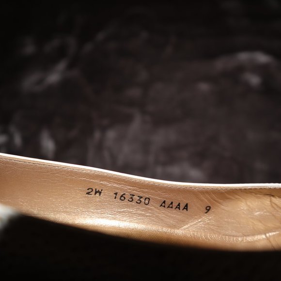 *Vintage* Stuart Weitzman Pearl/Gold Kitten Heels, Size 9 - Picture 5 of 5